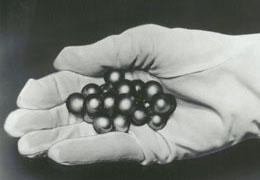 Steel Balls in white glove, Stainless Steel Balls, Bearing Balls